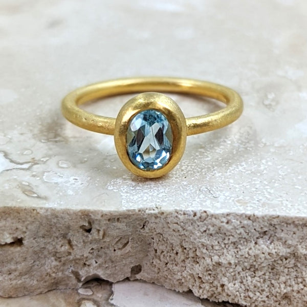 Oval facetted blue topaz gold plated 925 silver ring