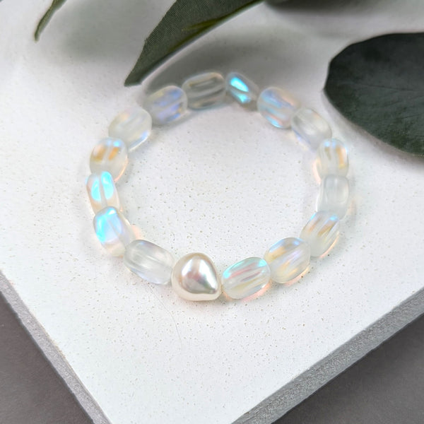 Iridescent stretchy beaded bracelet with real pearl feature