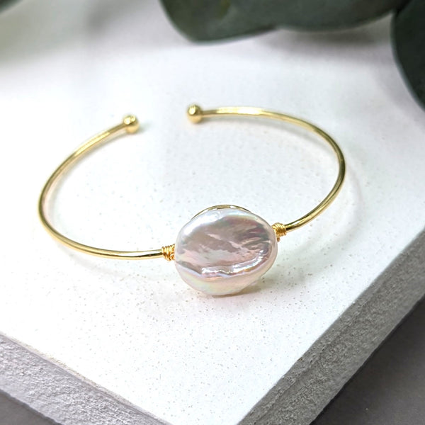 Open bangle with flat round pearl feature