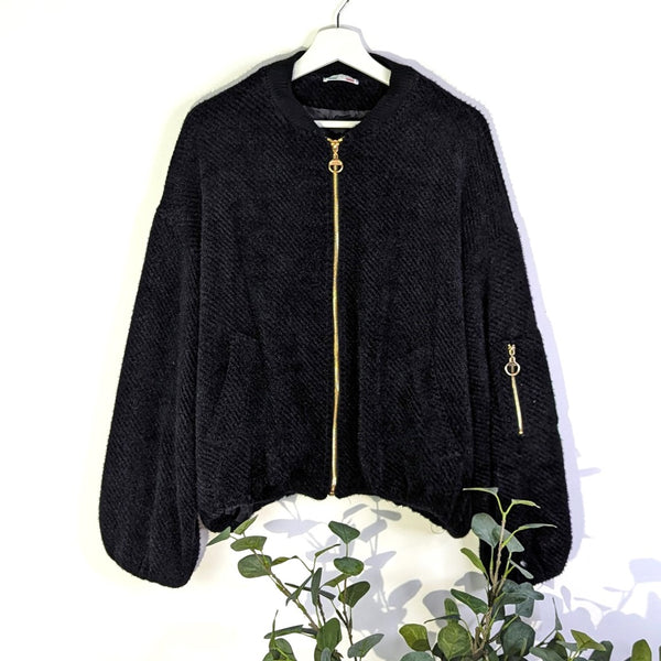 Super soft bomber jacket with pockets and golden zip element