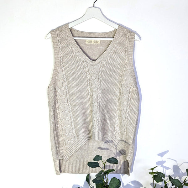 Super soft hi-lo gilet with V-neck and cable knit design (M-L)