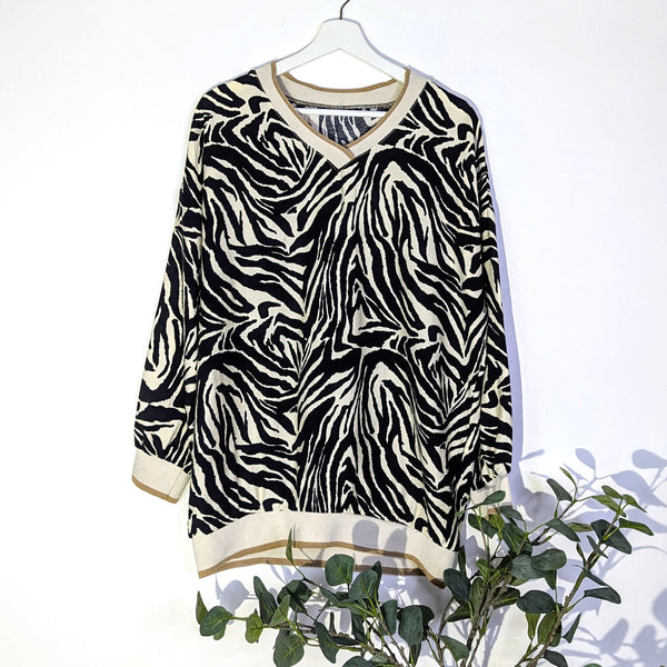 Tiger print top with ribbed neckline, sleeves and hem (M-L)