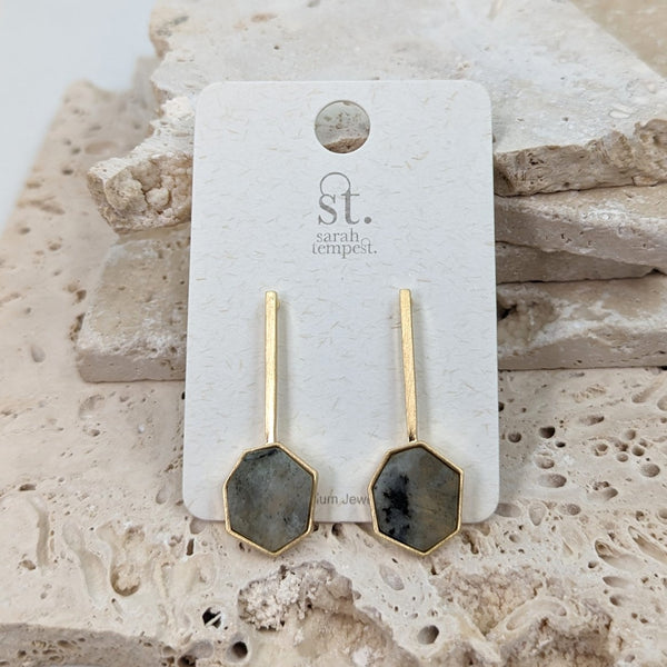 Geometric semi-precious earrings with contemporary bar