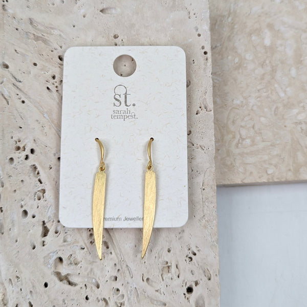 Elongated shape scratched effect earrings