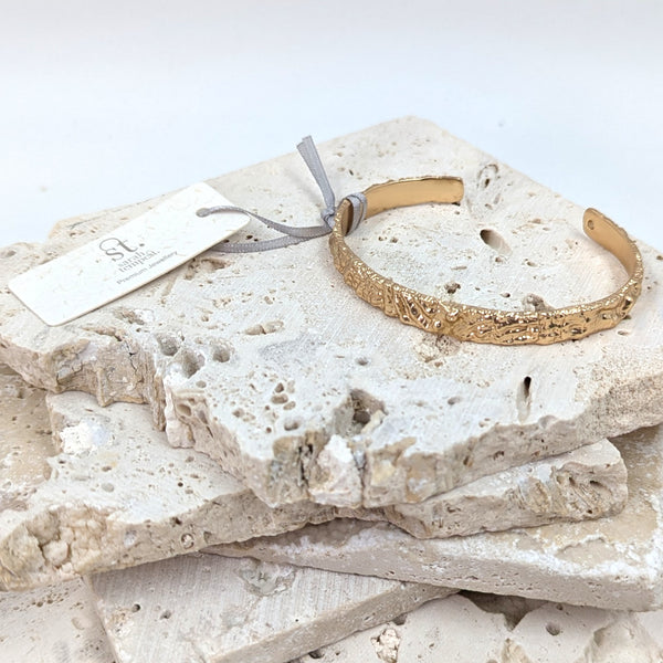 Elegant textured open bangle