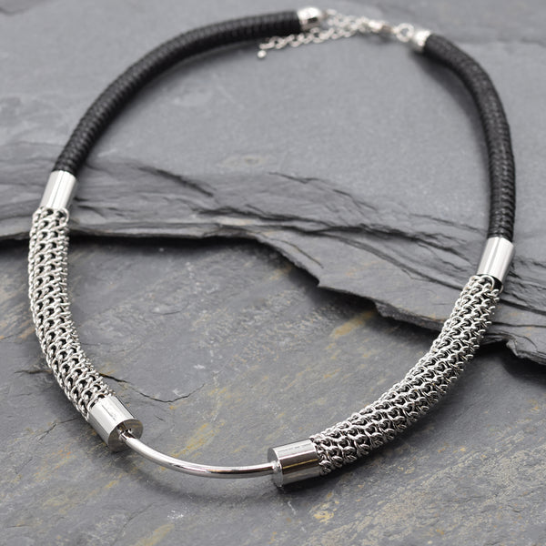 Short collar necklace with chain detail and middle bar