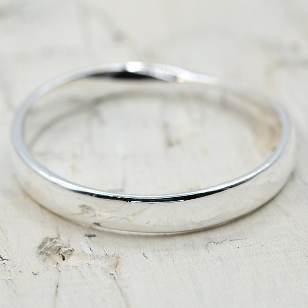 Simple bangle with twist detail