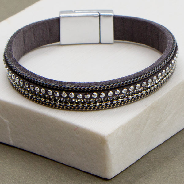 Single strand crystal bracelet with magnetic clasp