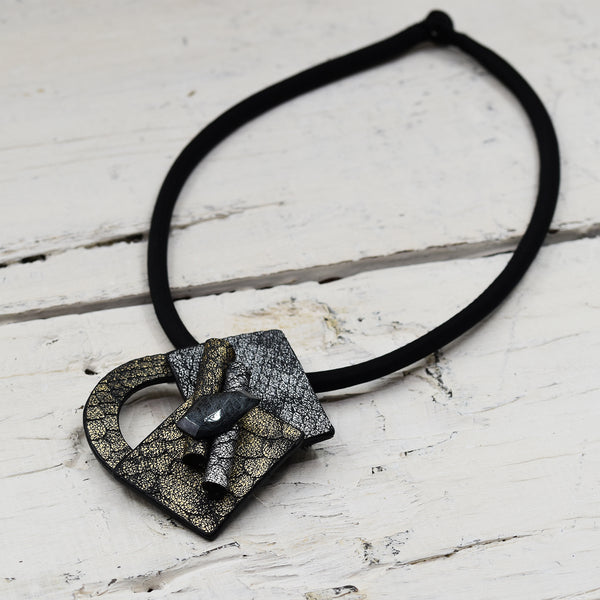 Metallic animal texture pendant-broochon silk collar