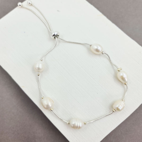 Friendship style bracelet with pearls