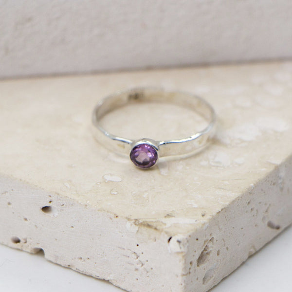 925 Silver soft hammered stacking ring with amethyst stone - Size 5