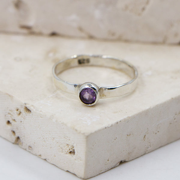 925 Silver soft hammered stacking ring with amethyst stone - Size 4