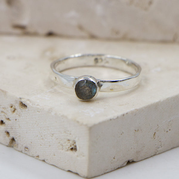 925 Silver soft hammered stacking ring with labradorite stone - Size 7