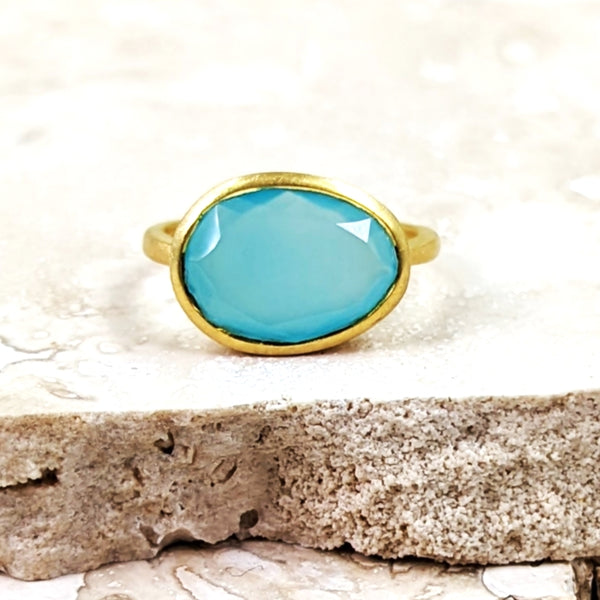 Flat aqua chalcedony random shape facetted brushed gold 925 silver ring