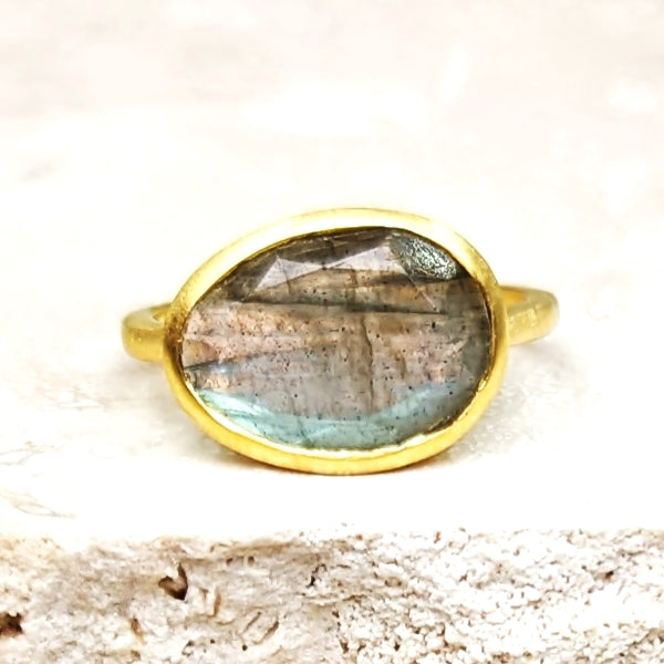 Flat labradorite random shape facetted brushed gold plated 925 silver ring