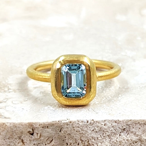 Facetted emerald cut blue topaz brushed gold plated 925 silver ring