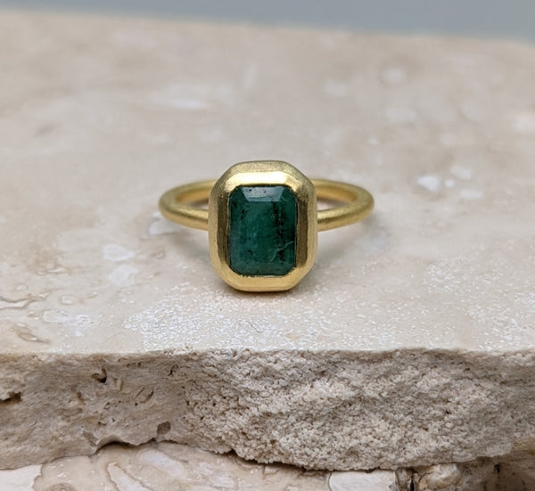 Facetted emerald cut emerald brushed gold plated 925 silver ring