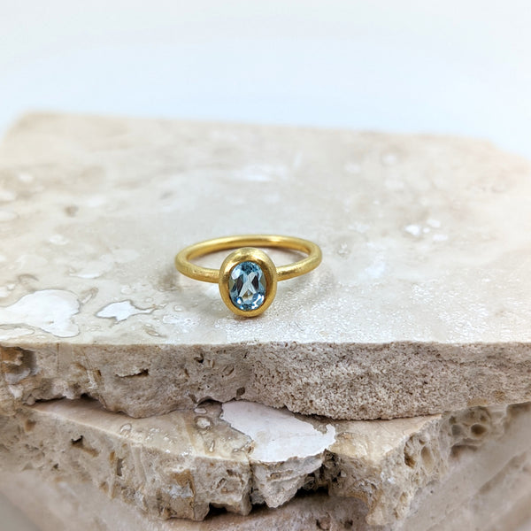 Oval facetted blue topaz gold plated 925 silver ring