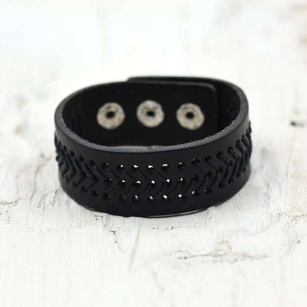 Mens cuff with threaded detail