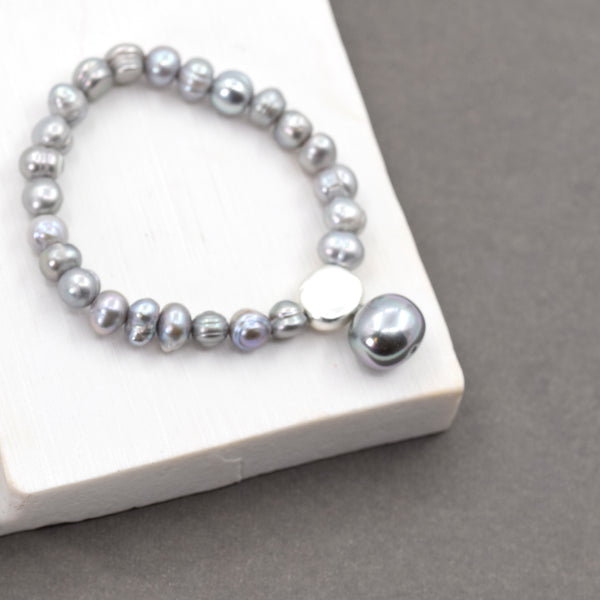 Grey pearl bracelet with large grey pearl feature