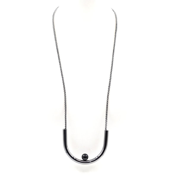 Contemporary U shape detail with pearl feature on short necklace