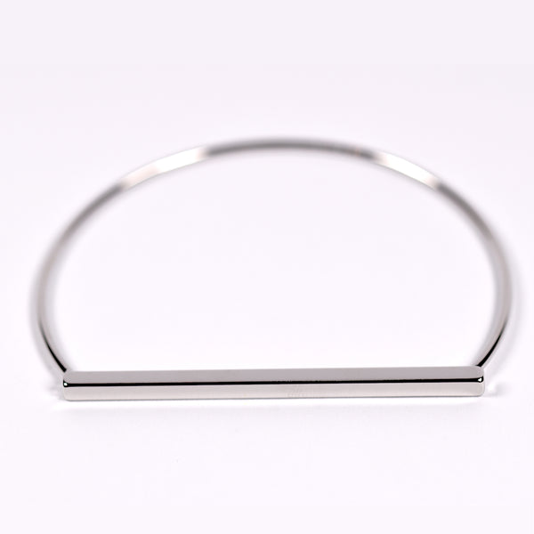 Delicate bangle with bar edge