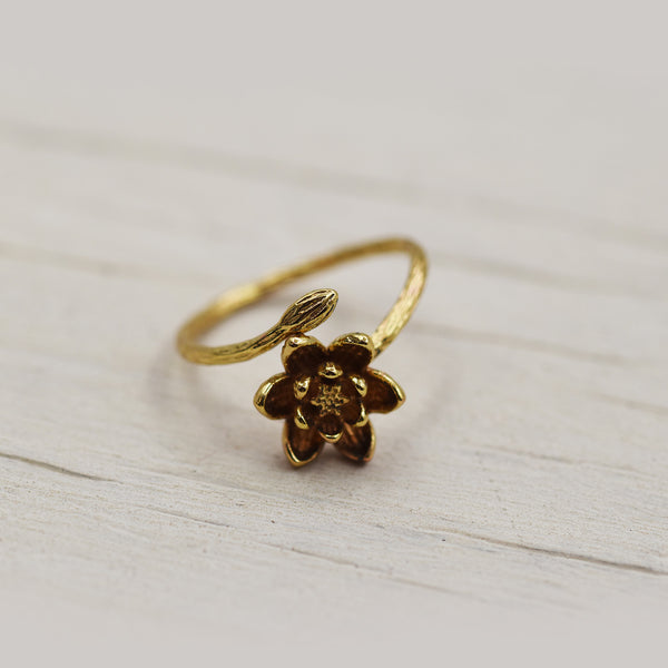 Delicate flower ring