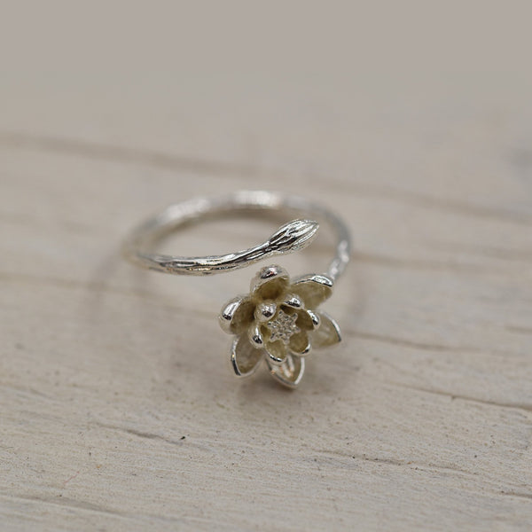 Delicate flower ring