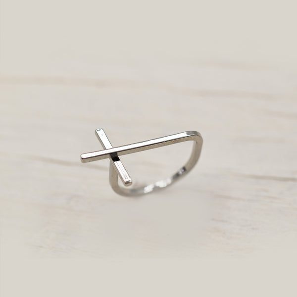 Delicate overlap T bar ring