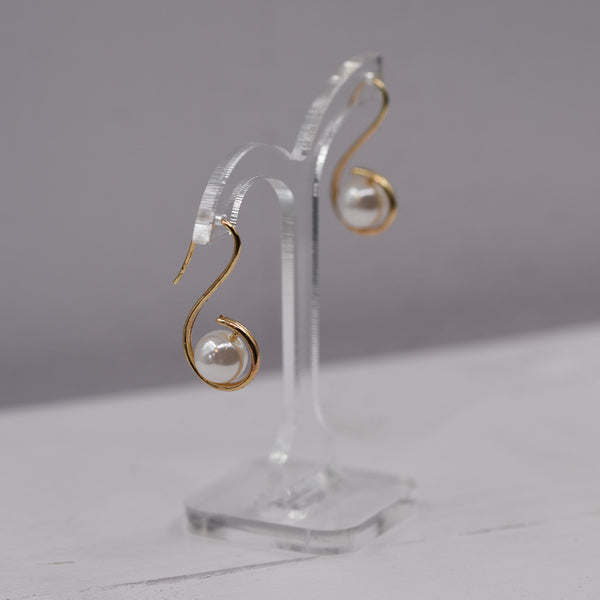 Swirl hook earring with central pearl