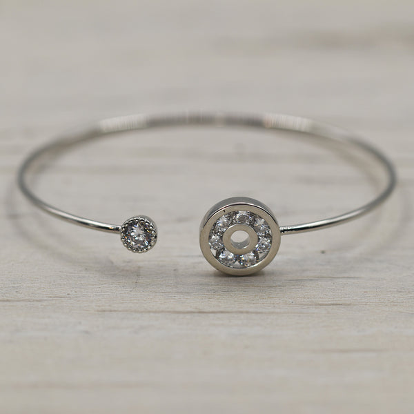 Delicate open bangle with disc features