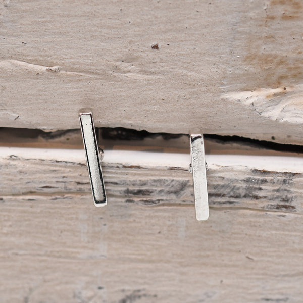 Simple bar stud earring