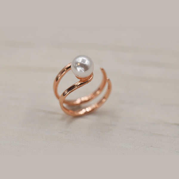 Delicate rose gold folded band ring with pearl