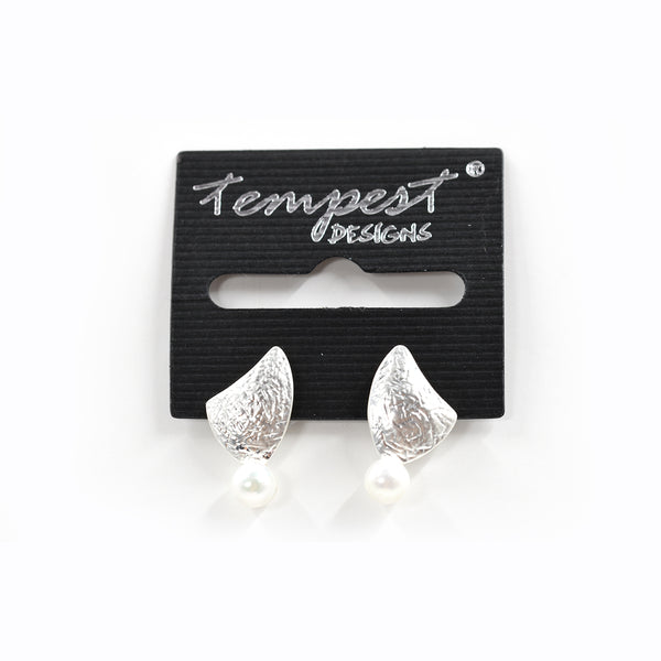 Scratch effect stud earrings with delicate pearl detail