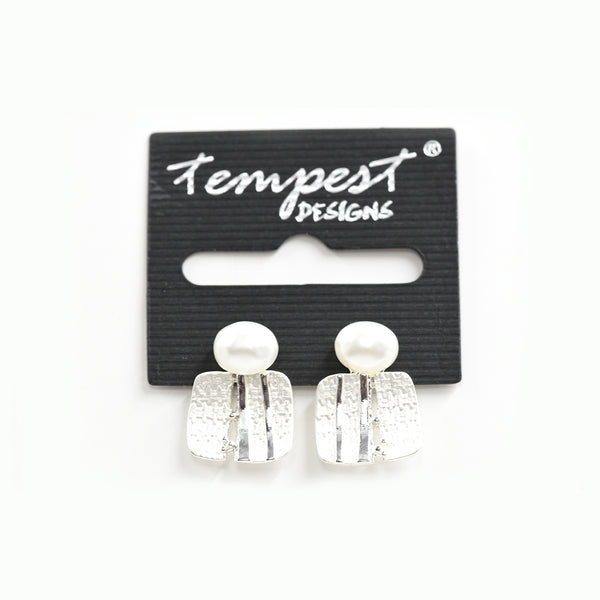 Pearl stud earrings with round square detail