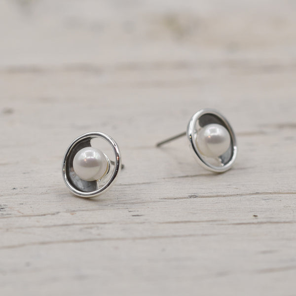 Small circle studs with little pearl