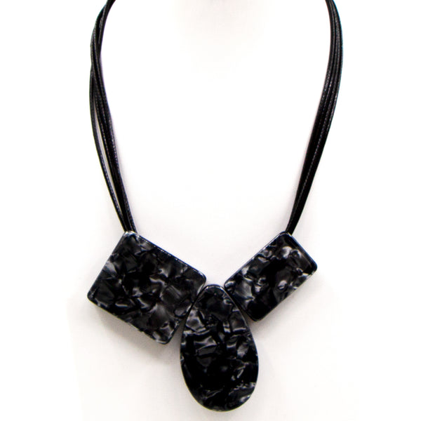 Random tripe resin shape statement necklace