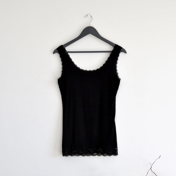 Medium stretchy vest top with lace trim