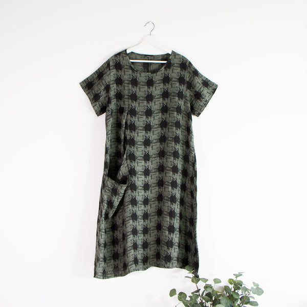 Extra large short sleeve linen dress with invisible pocket detail with dog tooth abstract pattern