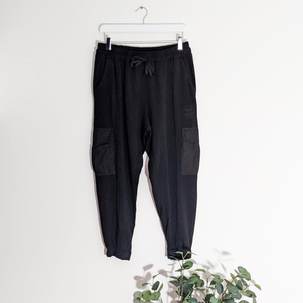 Lounge pants with drawstring waist and satin pocket detail (M-L)