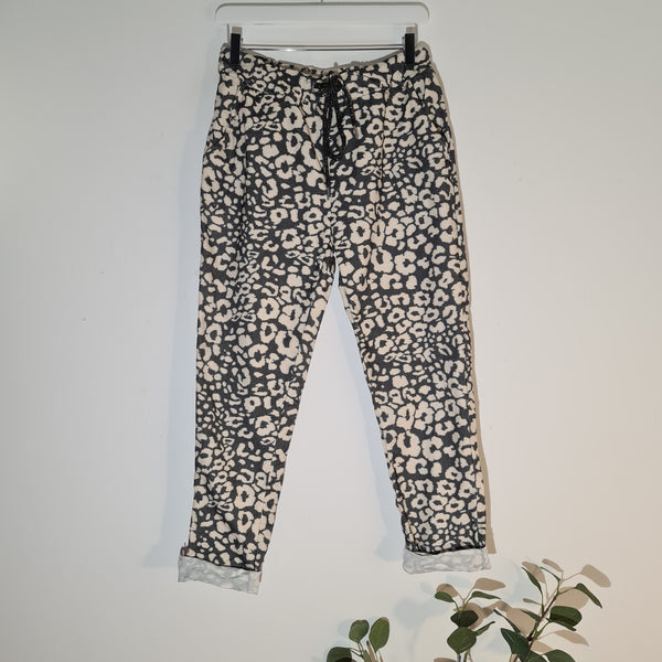 Leopard print stretchy trousers with front pockets