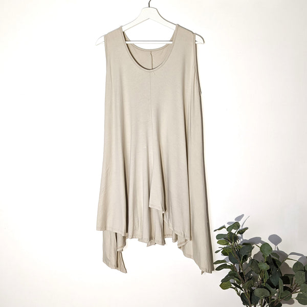 Roomy asymmetric hem layering long vest (L-XL)