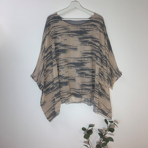 Free size viscose top with blurred lines print and comfortable attached undergarment (O/S)