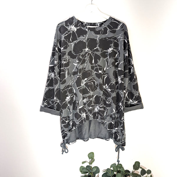 Roomy hi-lo jersey top with outline flower print and elasticated front section hem (M-L)