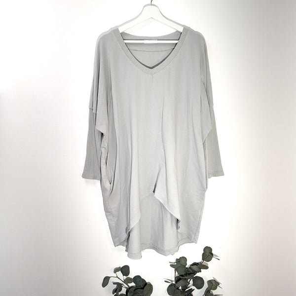 Roomy jersey V-neck top with ribbed fabric neckline and sleeves (M-L)