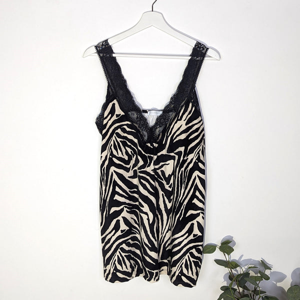 Roomy velvet feel cami top in black tiger print. and lace trim neckline (L-XL)