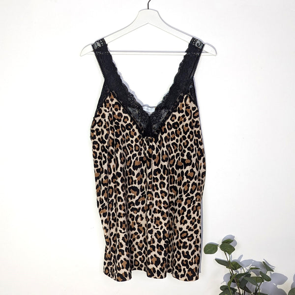 Roomy velvet feel cami top in classic leopard print. and lace trim neckline (L-XL)