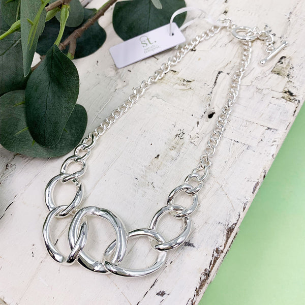 Short chain link feature necklace