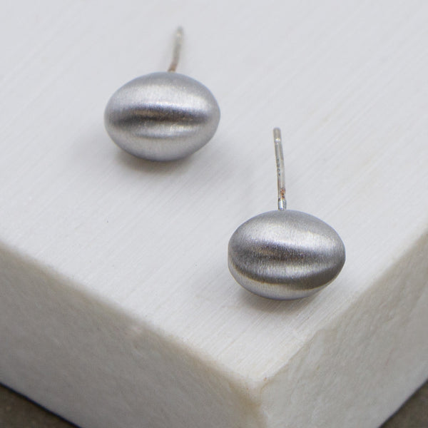 Sleek nugget stud earrings in a brushed effect