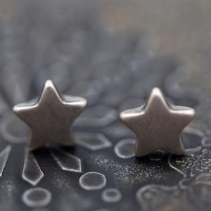 Simple star stud earrings